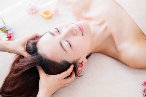 頭をマッサージしている写真