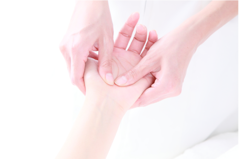 手をマッサージしている写真