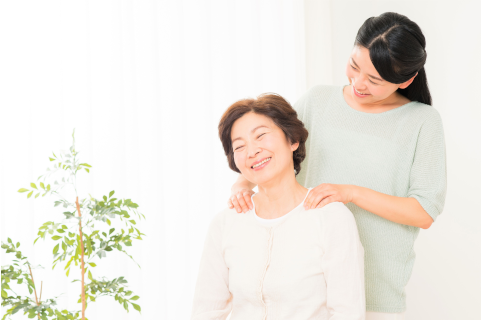 女性が肩を揉んでいる写真