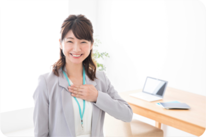 胸に手を当て笑顔でこちらに頷く女性の写真