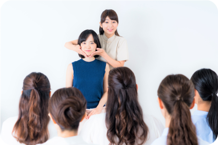 セミナーで講義する様子の写真