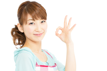 okサインを出す女性の写真