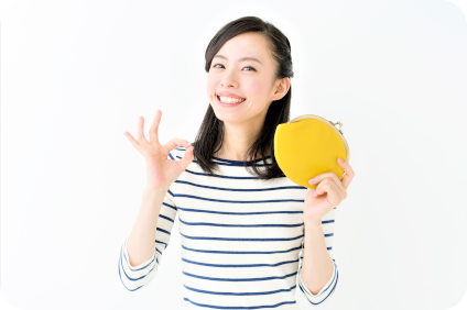 お得をアピールする女性の写真